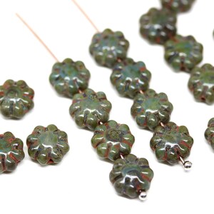 Cuentas de cristal checo con forma de flor, color verde oscuro, acabado Picasso, 9 mm (20 unidades)
