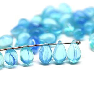 Cuentas de lágrima de vidrio checo azul agua: gotas perforadas con la parte superior azul (40 piezas)