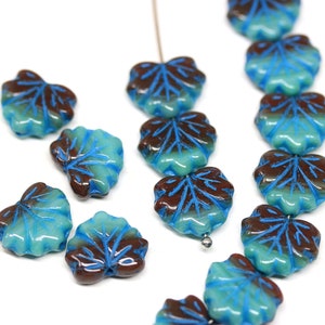 20 Stück Türkis-braune Blatt-Perlen mit blauen Einlegearbeiten Tschechische Glas-Ahornblätter-Perlen 11 x 13 mm - 1887