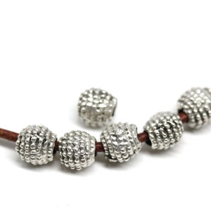 Antika silverpärlor med prickar: 6 mm grekiska gjutpärlor (6 st)