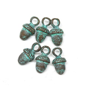 Ciondoli in metallo con ghianda con patina verderame, piccole perle a forma di ghianda in fusione greca di rame con patina verde, 6 pezzi - F693