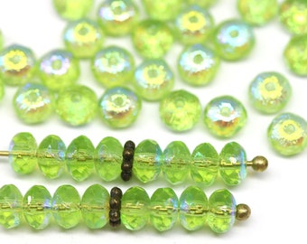 Cuentas de vidrio checo redondas de color verde hierba con acabado AB (3 x 5 mm, 50 unidades)