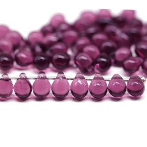 5 x 7 mm, cuentas de vidrio checas con forma de lágrima, color morado oscuro, perforadas en la parte superior, 40 unidades - 6163