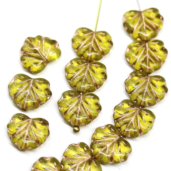 Perles de feuilles d’érable vert olive clair feuilles d’olivine de verre tchèque, incrustations de cuivre 11x13mm, 15pc - 5151