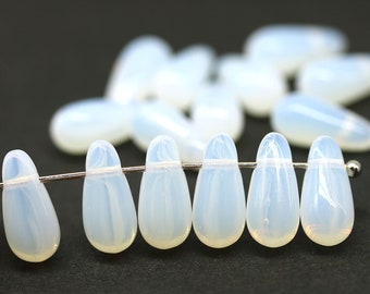 6 x 13 mm opaalwitte lange druppelvormige Tsjechische glaskralen, druppelkralen aan de bovenkant, 15 st - 2250