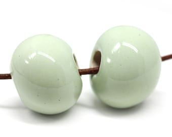 Cuentas de cerámica verde salvia: cuentas redondas de esmalte orgánico de 18 mm (2 unidades)