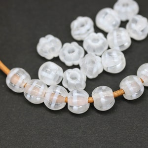 2.5 mm 穴 マットクリア 8 mm チェコガラス ラウンドメロンシェイプビーズ レザーコード用、ホワイトストライプ 20 個 - 3109