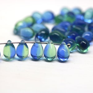6 x 9 mm Blau Grün böhmische Glastropfen Perlen , gepresste Tropfen gebohrt 40 Stück - 3219