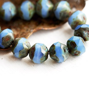Milky Cornflower Blue Glasschliffperlen, Picasso Glasschliffperlen, Nugget - 9 mm - 12 Stück - 1589