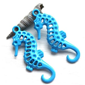 2pc Blue Seahorse charms Painted Metal Casting Seahorse pendant bead, nautical beach jewelry making sea charms - F440