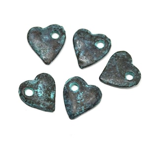 Primitive Kupfer Herz Charms Verdigris grüne Patina Herz Perlen Kupferherz Griechischer Metallguss - 10 mm - 5Pc - F326