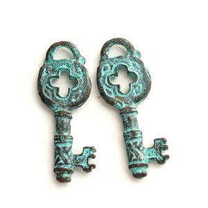 Skeleton key charms, greek beads, boho charms, Green patina on copper, 32x12mm - 2Pc - F120
