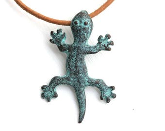 Green patina Lizard pendant Verdigris gecko metal charm 1pc - F624