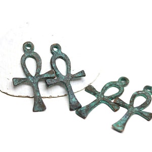 Ankh-bedels: groen patina koperen Egyptische kruishangers (4 stuks)