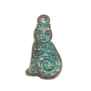 Colgante de gato de cobre con doble cara. Pátina verde. Fundición de metal griego. Sin plomo. F349