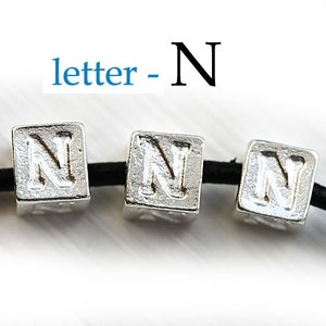 Letra N plateada - Cuentas del alfabeto, 7 mm, letras griegas de metal, cuentas cúbicas, para cordón de cuero, personalizadas, 3 piezas - F317