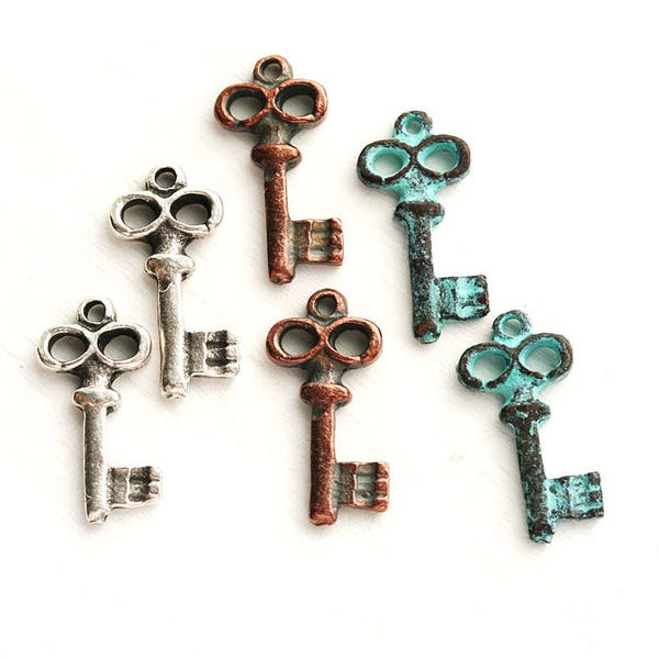 Skeleton key charms mix Small key beads mix Green patina Copper Antique silver key beads - 6Pc - F649