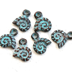 Piccoli ciondoli a conchiglia in rame patinato verde, perline di conchiglia, ciondoli per gioielli da spiaggia greci - 10 mm - 6 pezzi - F030