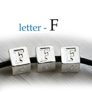 Letra F plateada - Cuentas con letras del alfabeto, cubos de metal griegos de 7 mm para cordón de cuero, personalizadas, 3 piezas - F318