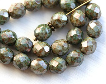 Gröna Picasso tjeckiska glaspärlor: Facetterade runda 8 mm (15 st)