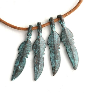 Copper feather charms Green patina Metal charm Verdigris patina Feather beads Southwestern Boho Tribal jewelry making - 4Pc - F608