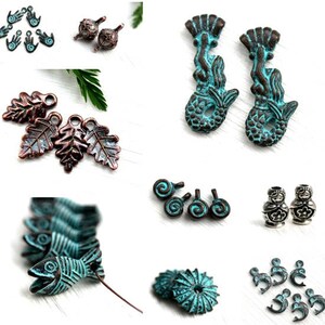 Puede incluir: Surtido de abalorios de metal de color turquesa y cobre, incluyendo sirenas, hojas, peces y espirales. Los abalorios tienen un acabado desgastado y antiguo.