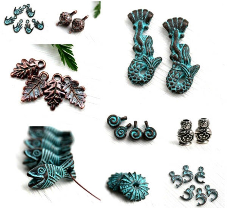 Puede incluir: Surtido de abalorios de metal de color turquesa y cobre, incluyendo sirenas, hojas, peces y espirales. Los abalorios tienen un acabado desgastado y antiguo.