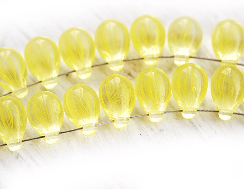 Perlas de cristal checo amarillas de 6 x 9 mm con forma de lágrima y rayas, 20 unidades - 1803 imagen 2