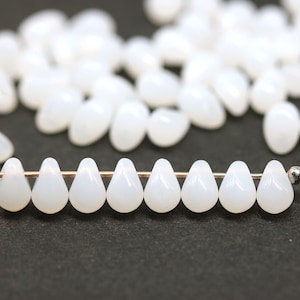 Perles en forme de larme en verre tchèque blanc opale (4 x 6 mm, 50 pièces)