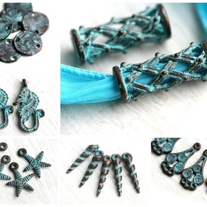 Puede incluir: Surtido de abalorios de metal azul turquesa con dise&ntilde;os de caballitos de mar, estrellas de mar y espirales. Los abalorios tienen un aspecto r&uacute;stico y envejecido y son perfectos para la elaboraci&oacute;n de joyas o manualidades.