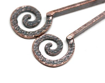 Charmes en spirale en cuivre, Pendentif martelé long en cuivre antique, Perles textiles moulées en métal grec 55mm - 2Pc - F422