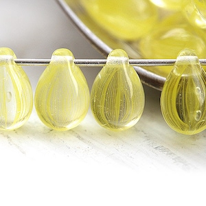 Perlas de cristal checo amarillas de 6 x 9 mm con forma de lágrima y rayas, 20 unidades - 1803 imagen 1