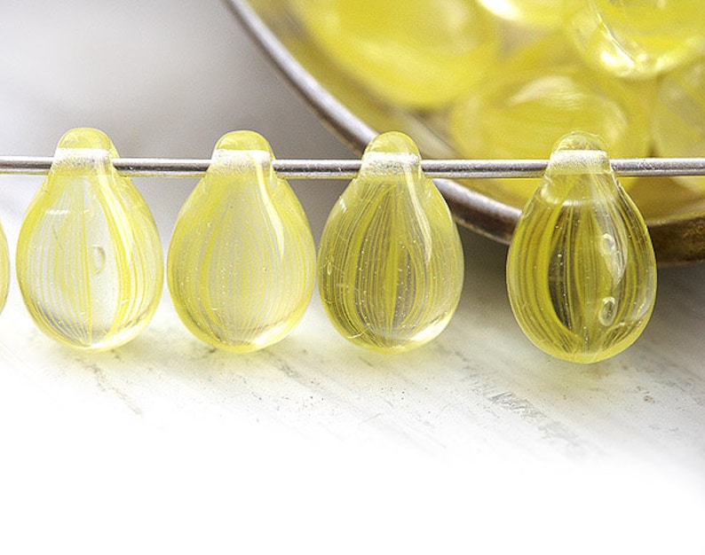 Perlas de cristal checo amarillas de 6 x 9 mm con forma de lágrima y rayas, 20 unidades - 1803 imagen 1