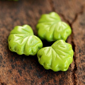 Grüne Blatt Perlen Tschechisches Glas 11 x 13 mm Ahornblätter Wasabi grün gepresste Blattperle, 15 Stück - 3941