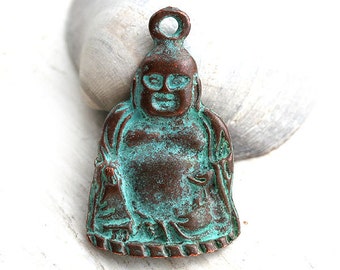 Colgante de Buda de metal con pátina verde sobre figura de Buda de cobre, sin plomo - F188