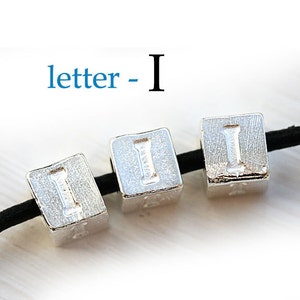 Cuentas del alfabeto - Letra I plateada - 7 mm, letras griegas de metal, cuentas cúbicas, para cordón de cuero, personalizadas, 3 piezas - F307