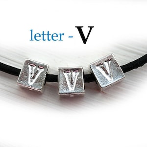 Letra V plateada - Cuentas del alfabeto, 7 mm, letras griegas de metal, cuentas cúbicas, para cordón de cuero, personalizadas, 3 piezas - F321