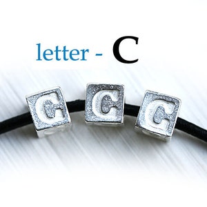 Letra C plateada - Cuentas del alfabeto, 7 mm, letras griegas de metal, cuentas cúbicas, para cordón de cuero, personalizadas, 3 piezas - F320