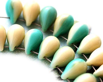 Perles teardrop vert turquoise et beige 6x9mm, gouttes mélangées en verre tchèque, perles de verre pressées - 20pc - 2552