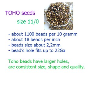 Op de afbeelding: Een close-up van een stapel gouden en zilveren zaadkraaltjes. De kralen zijn klein en uniform in grootte. De tekst "TOHO seeds size 11/0" is zichtbaar in de afbeelding. De tekst onder de afbeelding luidt: "ongeveer 1100 kralen per 10 gram ongeveer 18 kralen per inch kraalformaat ongeveer 2,2 mm kraalgat past tot 22Ga Toho-kralen hebben grotere gaten, ze zijn consistent in grootte, vorm en kwaliteit."