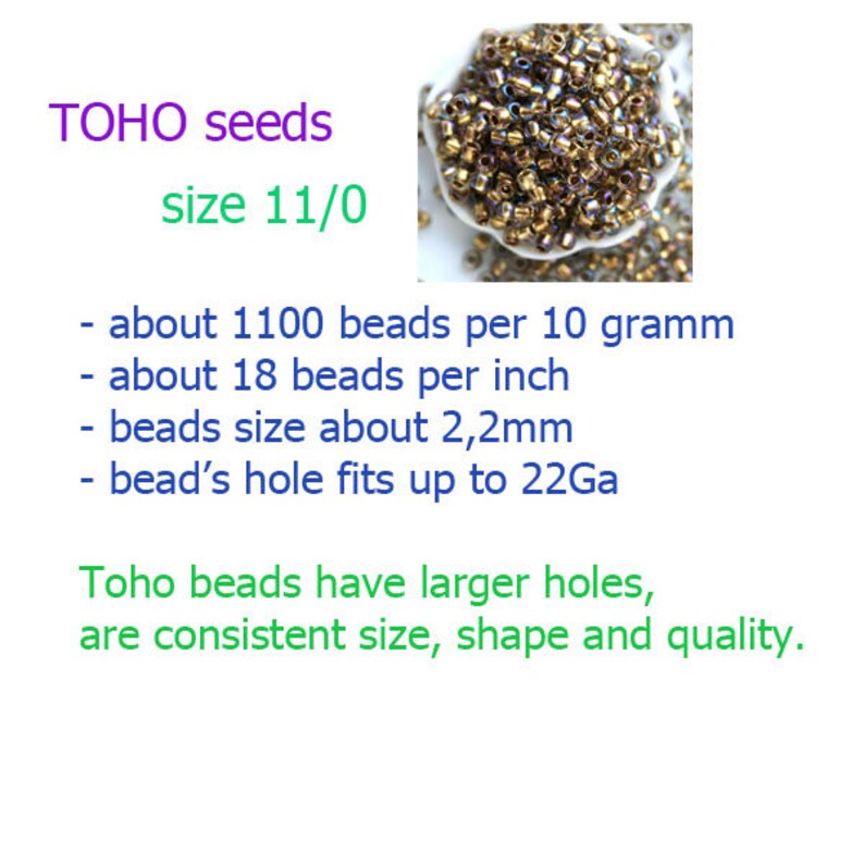Op de afbeelding: Een close-up van een stapel gouden en zilveren zaadkraaltjes. De kralen zijn klein en uniform in grootte. De tekst "TOHO seeds size 11/0" is zichtbaar in de afbeelding. De tekst onder de afbeelding luidt: "ongeveer 1100 kralen per 10 gram ongeveer 18 kralen per inch kraalformaat ongeveer 2,2 mm kraalgat past tot 22Ga Toho-kralen hebben grotere gaten, ze zijn consistent in grootte, vorm en kwaliteit."