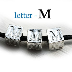 Letra M plateada - Cuentas del alfabeto, 7 mm, letras griegas de metal, cuentas cúbicas, para cordón de cuero, personalizadas, 3 piezas - F322
