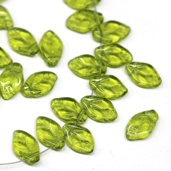 12 x 7 mm Perles transparentes vert olive en verre tchèque olivine feuilles percées, 30 pièces - 1559