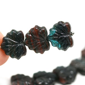 Tschechische Glasblatt Perlen, dunkle Mischfarbe Schwarz Braun Teal Ahornblätter 11 x 13 mm - 10 Stück - 1117