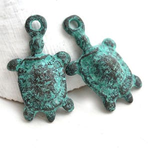 Dijes de tortuga patinados, cuentas de tortuga de cobre con pátina verde, fundición de metal griego, 25 mm - 2 piezas - F568
