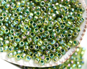 Grüne Toho Rocailles 11/0: Rainbow Jonquil Forest Green Lined, 10g
