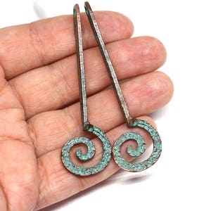 Dijes de 70 mm con pátina verde, espirales largas de cobre martilladas, cuentas textiles de fundición de metal griego - 2 piezas - F676