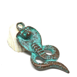 Kupfer Schlange Anhänger Schlange Charme Perle Grüne Patina Schlange Perle griechischen Metallguss Zubehör für die Schmuckherstellung - 1Pc - F366