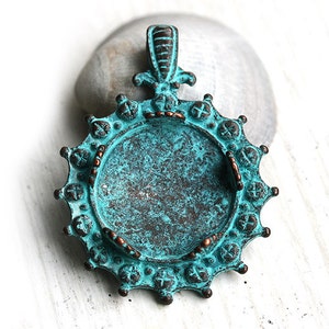 25mm Round Cameo setting Green Patina findings Copper Cameo base Greek metal pendant, cabochon base - 1Pc - F179