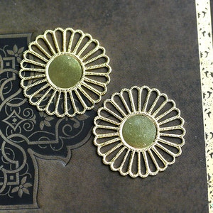 Goldener Ton filigrane runde Cameo Einstellung 25 mm, Roh Messing Anhänger Stecker, Cabochon Basis - 2Pc - F093